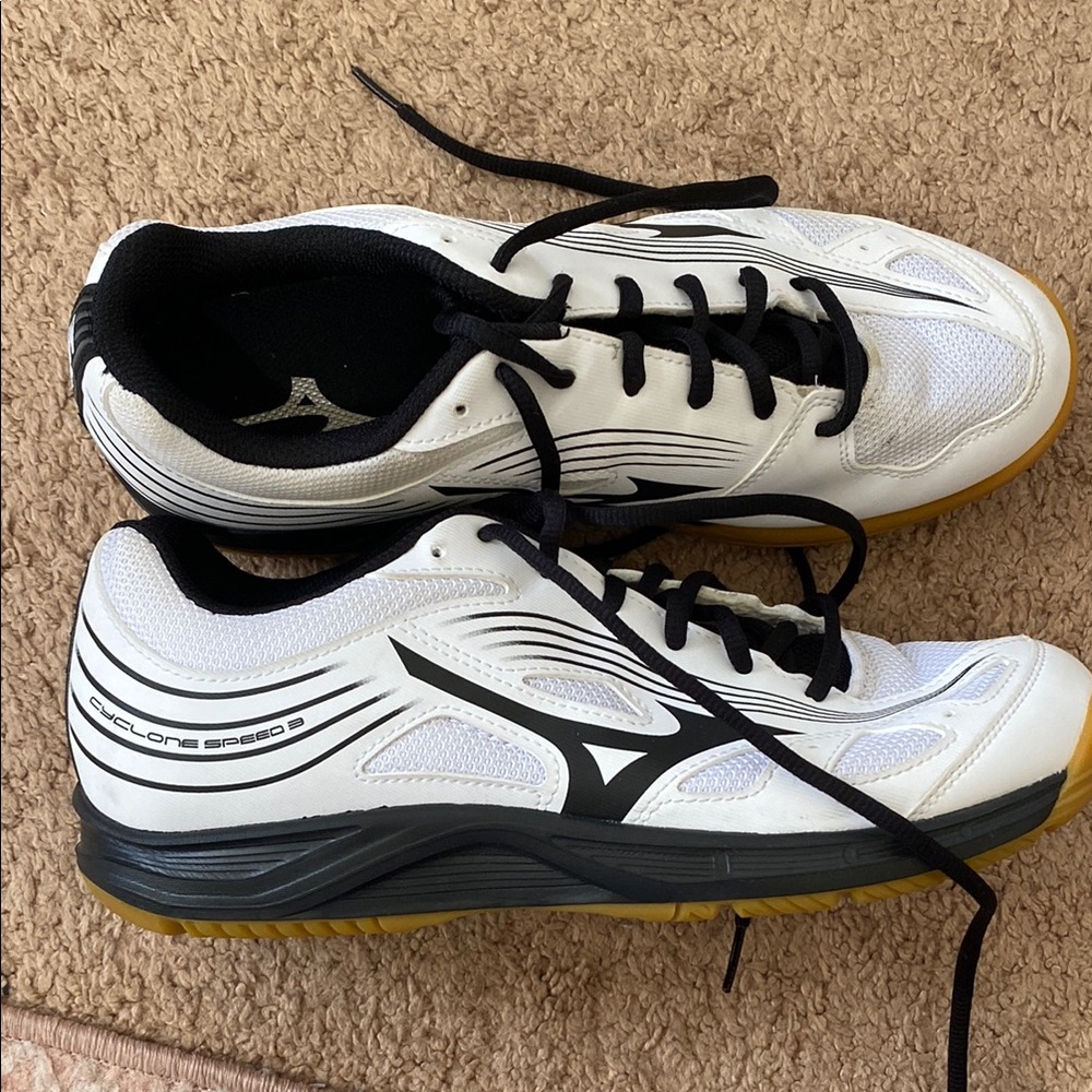 Mizuno White and Black Volleyball Shoes with Streamlined Design